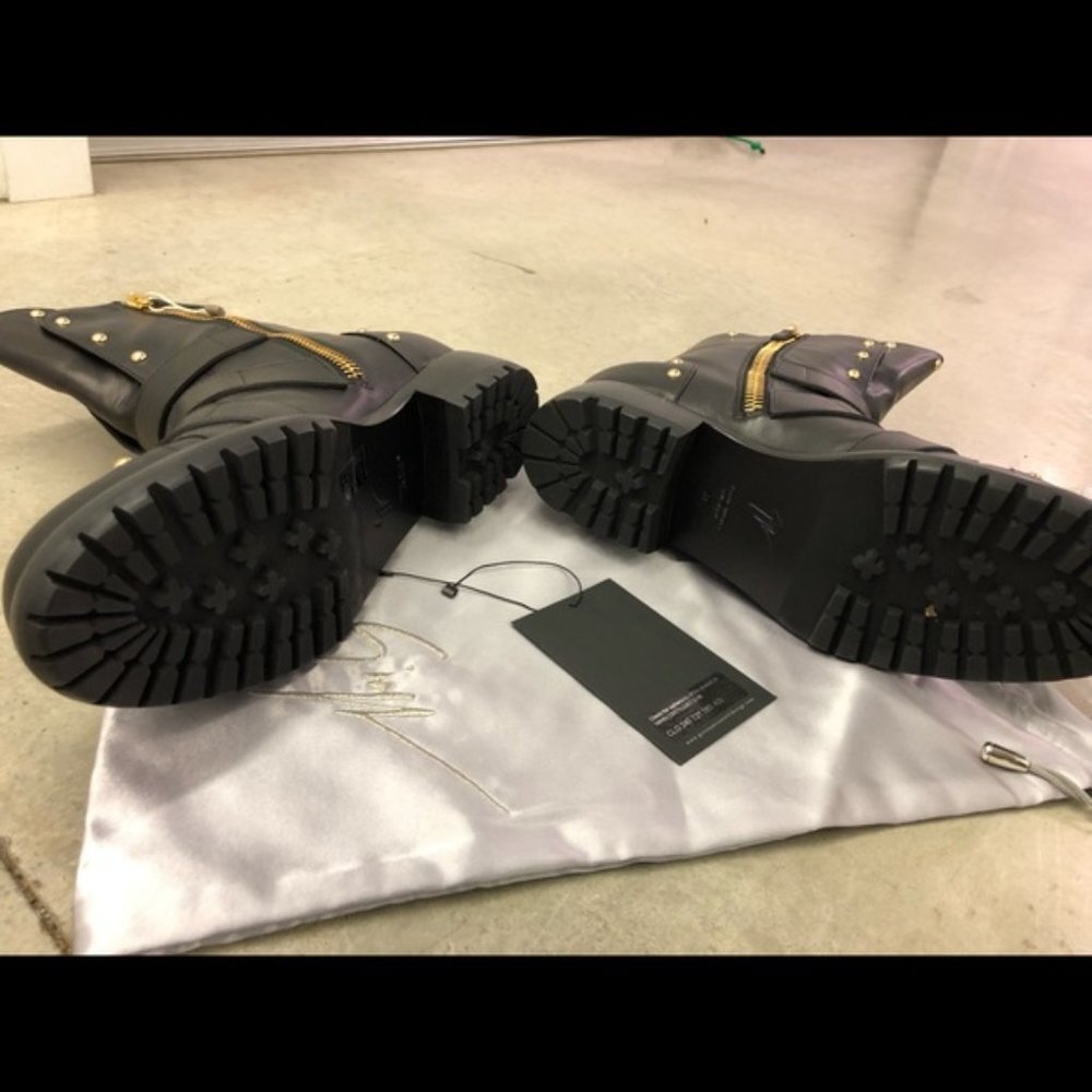 RARE NIB‎ Giuseppe Zanotti studded buckle boots - Picture 5 of 9